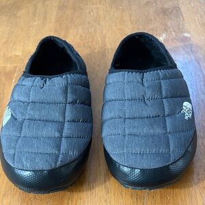 The North Face men’s Gray Quilted Slippers, size 7